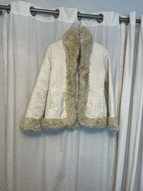 Romantic Mocha Faux Fur Trim Suede Fleece Jacket in Cream
Y2K vintage